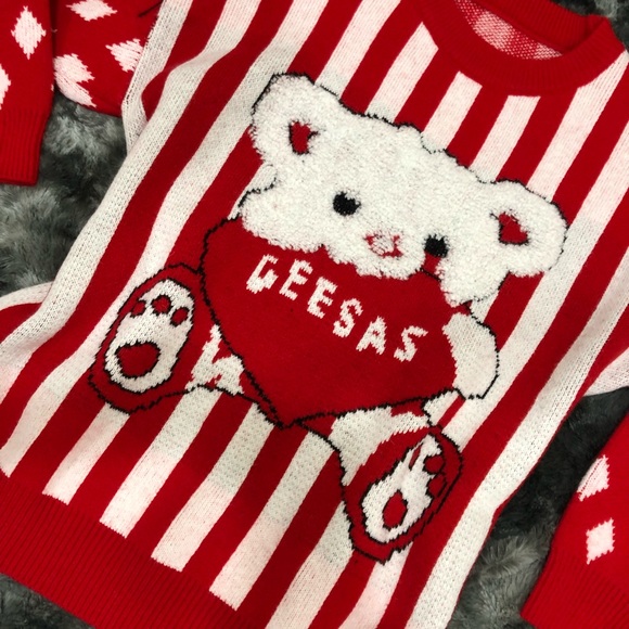 BRAND NEW SUPER THICK RED AND WHITE BEAR STRIPES / PATTERN OVERSIZE SWEATER - Picture 2 of 4